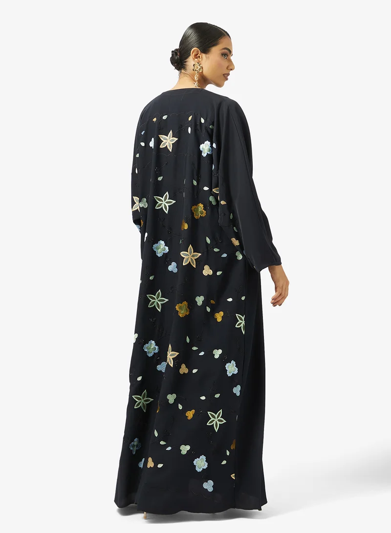 هيا كلوزيت عباية مفتوحة مطرزة بزخارف وياقة على شكل حرف